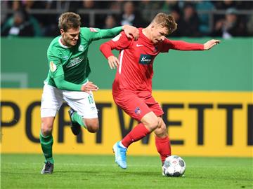 Heidenheims David Otto (rechts) versucht sich gegen Werders Sebastian Langkamp durchzusetzen.