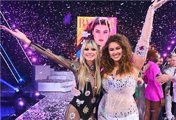 Heidi Klum (l) steht beim Finale von „Germany's Next Topmodel“ auf der Bühne neben Vivien, der Siegerin der 18. Staffel der Casting-Show. 