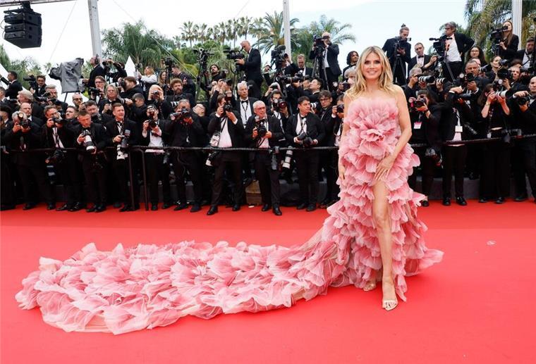 Heidi Klum mit einem besonders voluminösem Kleid. 