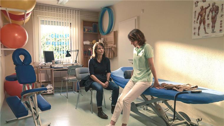 Tödliche Landluft: Ein Magdeburger „Polizeiruf 110“ von 2019 Heike (Angela Scherz) und Brasch (Claudia Michelsen) in einer Szene des TV-Krimis von 2019 „Polizeiruf 110: Mörderische Dorfgemeinschaft“.