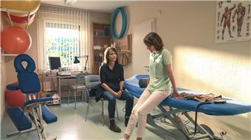 Heike (Angela Scherz) und Brasch (Claudia Michelsen) in einer Szene des TV-Krimis von 2019 „Polizeiruf 110: Mörderische Dorfgemeinschaft“.