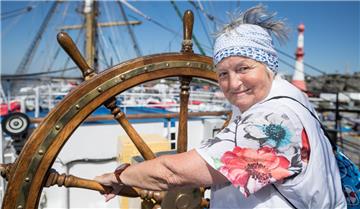 Heike aus Bonn besucht das Seestadtfest und reiste dafür extra nach Bremerhaven....