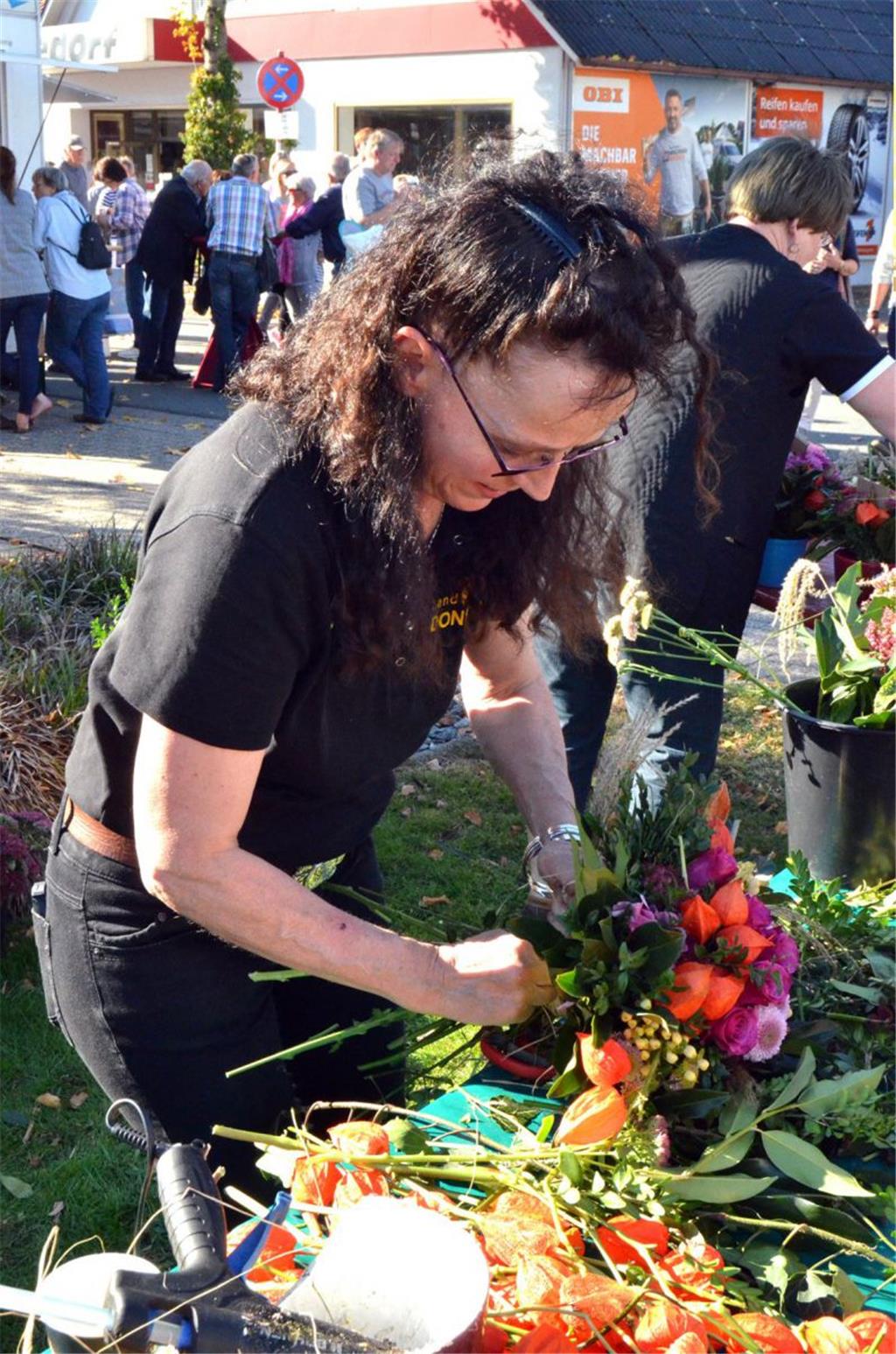 Heike Bahr, vom Landfrauenverein Donnern und Umgebung, zeigte wie bunte Herbstst...