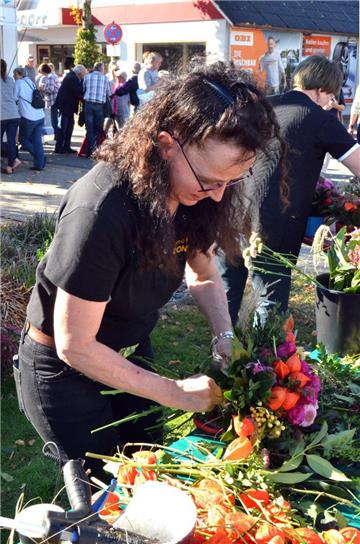 Heike Bahr, vom Landfrauenverein Donnern und Umgebung, zeigte wie bunte Herbstst...