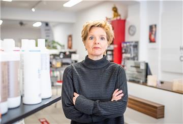 Heike Kroll (52) betreibt in der Fußgängerzone von Bremerhaven ein Friseurbedarf-Geschäft "Hair & Cosmetic Company". Die anhaltende Corona-Pandemie trifft die Einzelhändler in der Stadt hart.