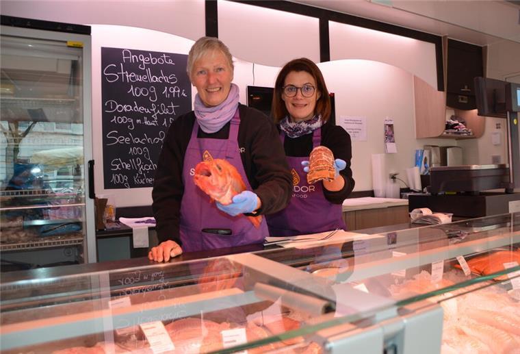2 Frauen in einem mobilen Fischverkauf