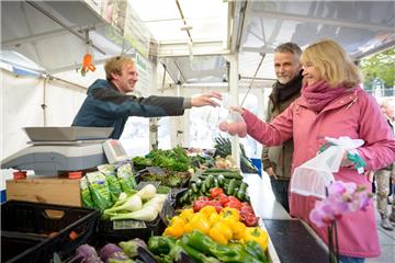 Erntedankfest: Heike und Dirk Kluge nutzen den verkaufsoffenen Sonntag in der Innenstadt. Ob die Geschäfte sonntags auch bei der Sail geöffnet haben werden, ist fraglich.