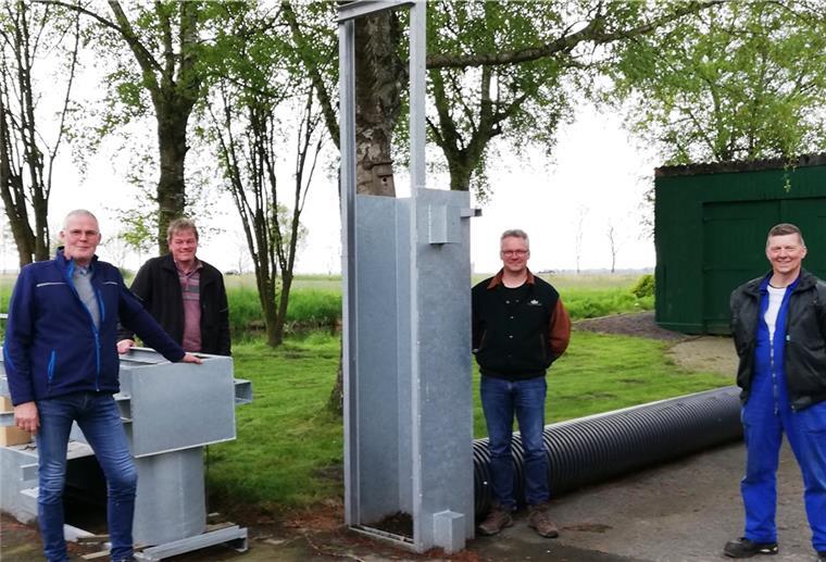 Mittlere Wesermarsch: Alte Wasserpumpen am Limit Heiko Holthusen kann sich jederzeit auf seine Mitarbeiter verlassen: Hergen Hauerken, Andreas Janßen und Ino Röben (von links) kennen das Verbandsgebiet bestens und sind jederzeit einsatzbereit. Verlaate, so wie das Stahlwerkstück auf dem Foto, bauen sie selbst, um Kosten zu sparen.