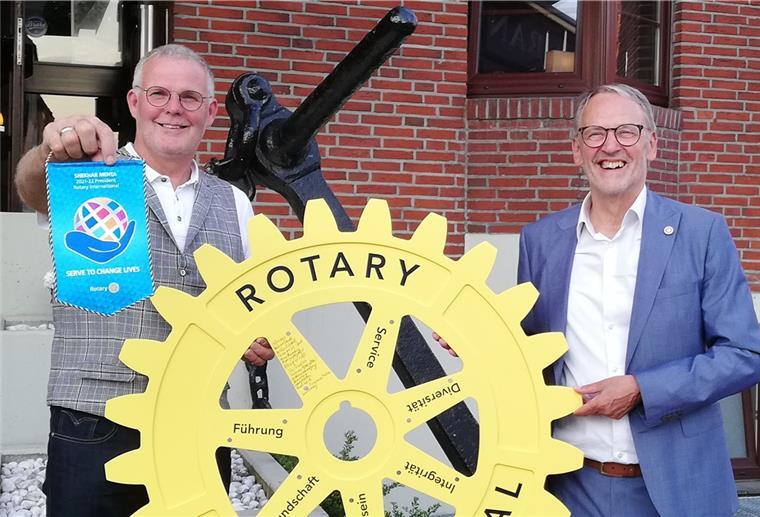 Heiko Holthusen (links), Präsident des Rotary Clubs Brake-Unterweser berichtete Governor Gerd Beckmann von der Gutschein-Aktion, mit der die Rotarier Beschäftigten in Pflegeeinrichtungen für ihren Einsatz während der Corona-Pandemie Dank sagen möchten.
