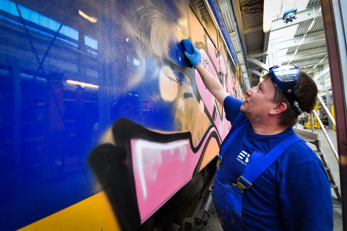 Diese Männer entfernen das Graffiti auf den Zügen der Nordwestbahn Heiko Würfel entfernt hauptberuflich Graffiti von den Zügen der Nordwestbahn.