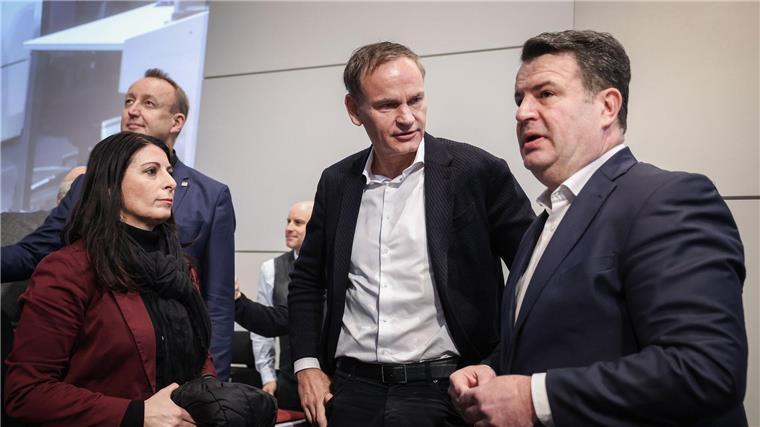 Heil sprachen neben Blume und Cavallo als Gastredner zur Belegschaft.