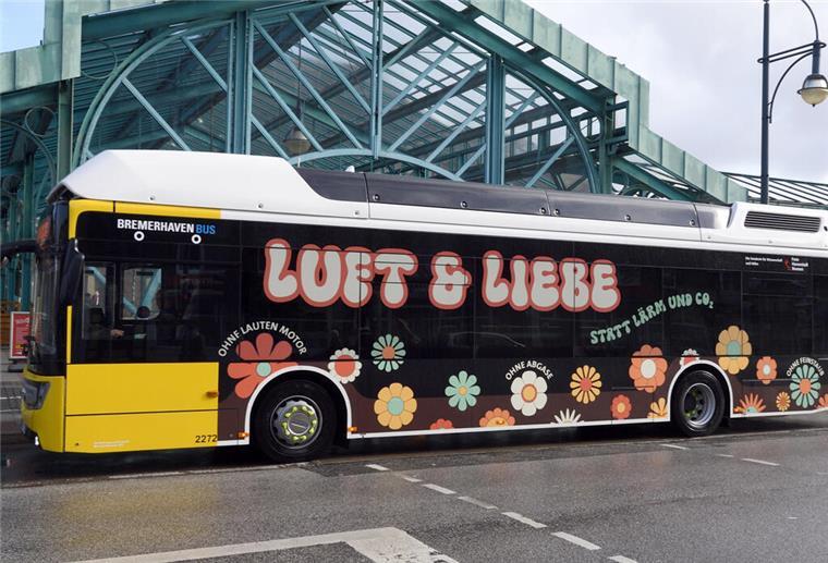 Bus mit einer Beklebung Luft & Liebe