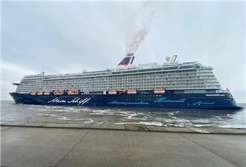 Kreuzfahrtschiff legt ab. 