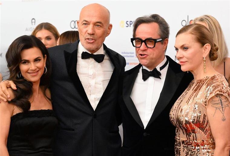 „Endlich wieder Filmball“: Promis feiern Kinojahr in München Heiner Lauterbach (2.v.l) und seine Frau Viktoria Lauterbach sowie Jan Josef Liefers und Anna Loos in München.