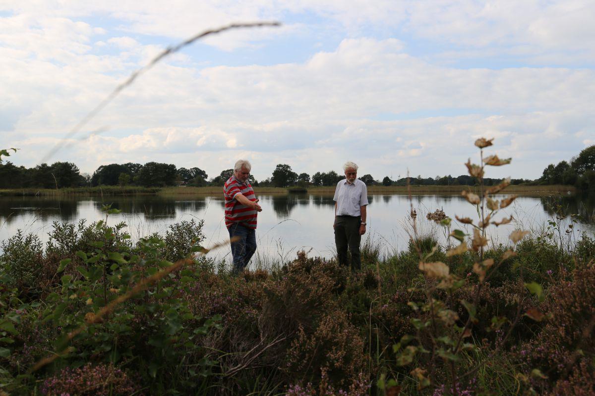 Wollingster See: Auf dem Weg zum Weltnaturerbe? Heino Runge (links) vom Förderverein Wollingster See und Dr. Eike Rachor (BUND) untersuchen die Pflanzenwelt an dem Gewässer in der Gemeinde Beverstedt.