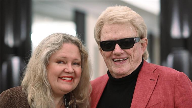 Heino auf Kirchentour mit Anita Hegerland Heino und Anita Hegerland haben sich in den 70er Jahren kennengelernt.
