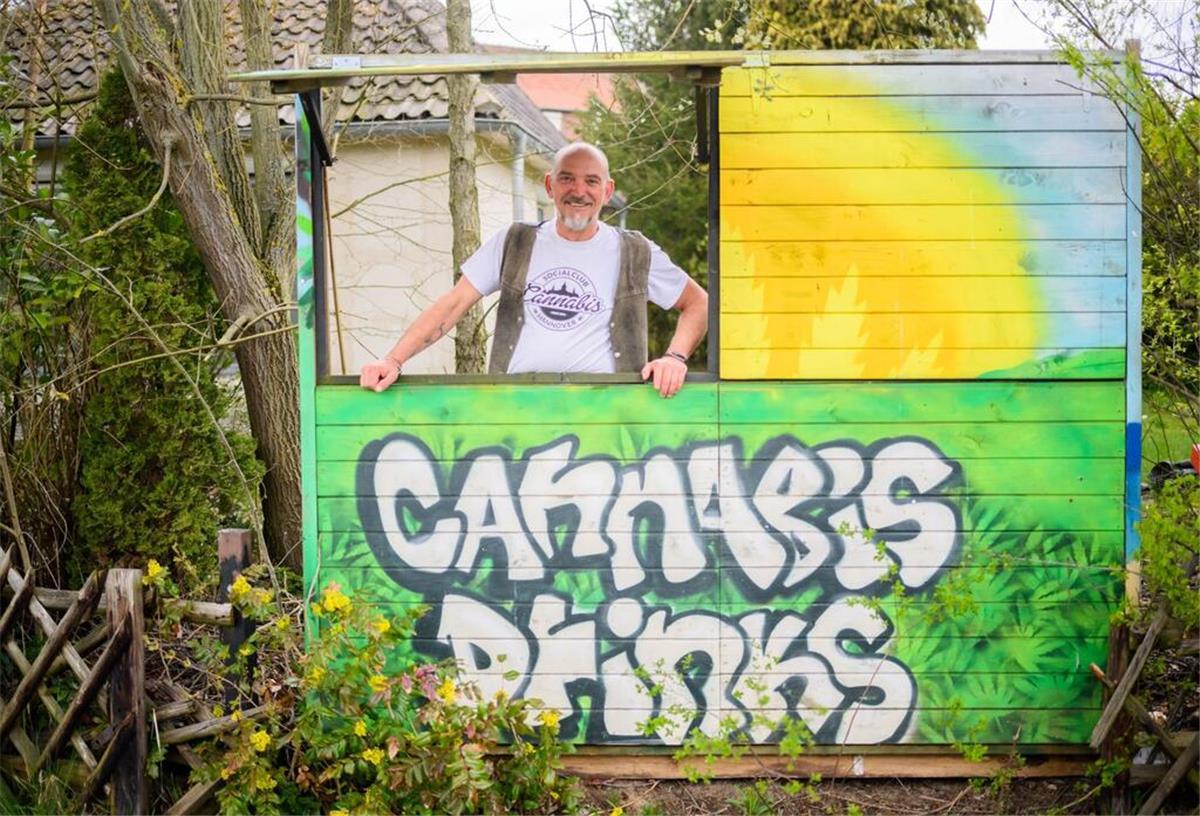 Cannabis-Vereinschef: „Für uns ist es keine Droge“ Heinrich Wieker vom Cannabis Socialclub Hannover e.V. an seinem Gartenzaun an einer Bretterbude.