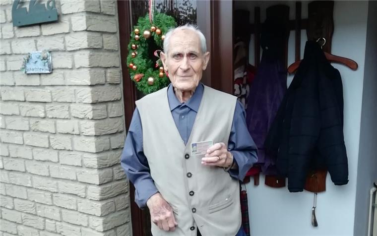 Heinz Boruschewski ist 91 Jahre alt und 71 Jahre lang unfallfrei Auto gefahren. Jetzt hat er sein Auto abgemeldet. Er blickt zurück und verrät, was einen guten Fahrer ausmacht. 