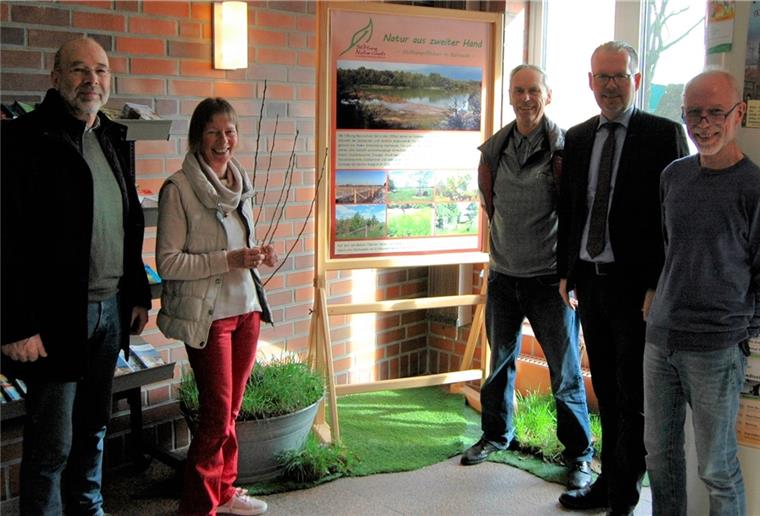 Heinz-Hermann Holsten (von links), Christiane Looks, Manfred Radtke, Frank Holle und Joachim Looks vor einem Beispiel gelungenen Naturschutzes in Bülstedt. Die Wanderausstellung „Auf dem Weg“ ist noch vier Wochen lang in Tarmstedt zu bestaunen.