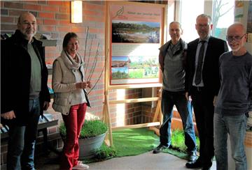 Heinz-Hermann Holsten (von links), Christiane Looks, Manfred Radtke, Frank Holle und Joachim Looks vor einem Beispiel gelungenen Naturschutzes in Bülstedt. Die Wanderausstellung „Auf dem Weg“ ist noch vier Wochen lang in Tarmstedt zu bestaunen.
