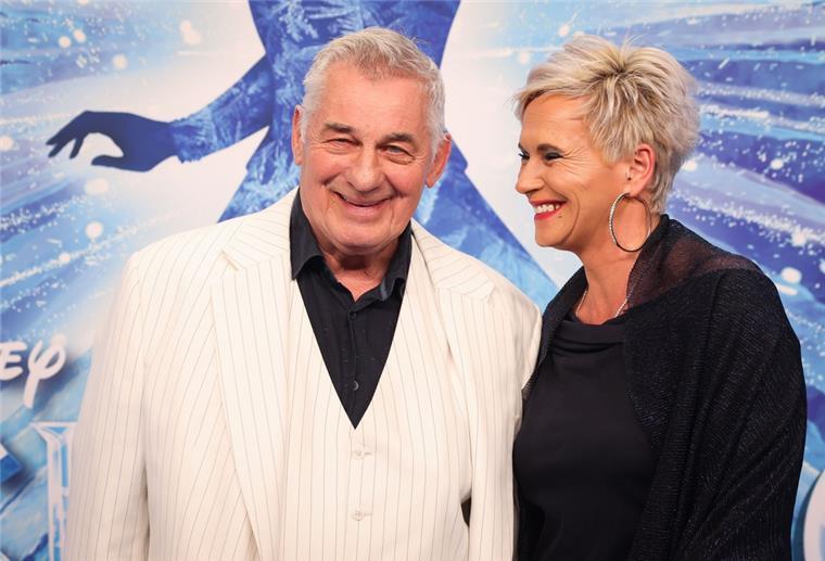 Heinz Hoenig, Schauspieler, und seine Frau Annika kommen zur Deutschlandpremiere des Disney-Musicals "Die Eiskönigin“ auf dem Blauen Teppich im Stage Theater an der Elbe. 