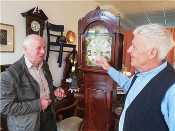 Heinz Naewig aus Beverstedt (links) sucht das Gespräch mit Antilquitätenhändler Manfred de Buhr. Er weiß um das Fachwissen des 76-Jährigen im Lindenhof-Zentrum. Wer künftig in seinem Laden zu finden sein wird, steht noch nicht fest.
