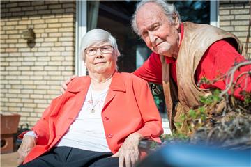 Heinz und Renate Techam aus Bremerhaven-Lehe feiern ihre eiserne Hochzeit. 