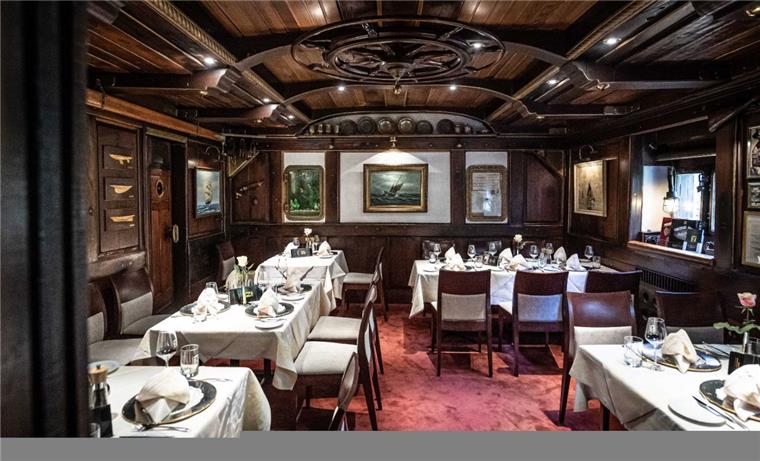 Heiraten auf dem Schiff? Das geht in Bremerhaven zur Zeit nicht. Aber im Fischrestaurant "Natusch" sieht es fast aus, wie in einem historischen Schiffsbauch.
