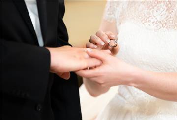 Ein Brautpaar vor dem Altar während der Trauung am Tag der Hochzeit
