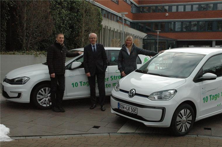 Landkreis Rotenburg zeigt: Elektroautos kommen an Heiß begehrt: 1400 Bewohner des Landkreises Rotenburg wollten die beiden E-Autos testen. 39 bekamen den Zuschlag. Und die waren begeistert.