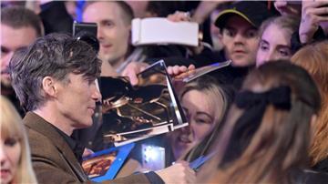 Heiß begehrt: Cillian Murphy gibt am Eröffnungsabend der Berlinale Autogramme.