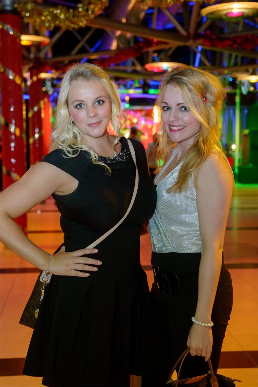 Heiß, heißer, Weihnachtszauber: Christin (links) und Jasmin. 