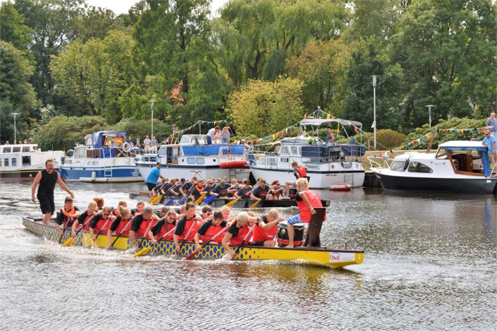 Heiße Duelle im kühlen Nass lieferten sich sieben Drachenboot-Teams auf dem Beer...
