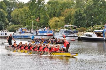 Heiße Duelle im kühlen Nass lieferten sich sieben Drachenboot-Teams auf dem Beer...