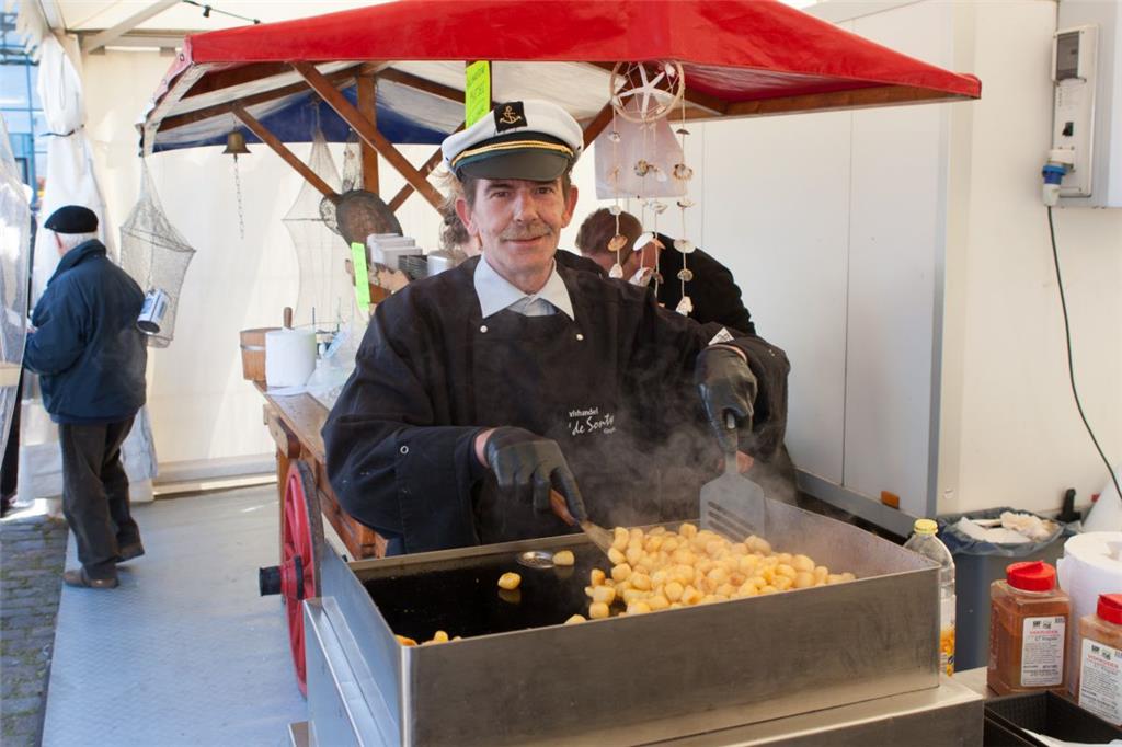 Heiße Köstlichkeiten warten an jeder Ecke auf die Besucher der Fischparty.