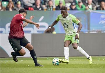 Heißes Duell der Niedersachsen: Wolfsburgs Divock Origi (rechts) im Zweikampf mit Hannovers Felipe. 