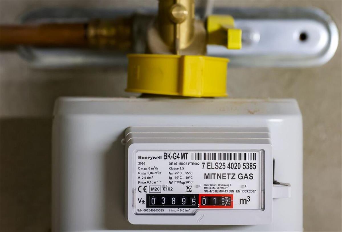 Steigende Betriebskosten: Bremerhavener Mieterverein schlägt Alarm Ein Gaszähler hängt an einer Wand.