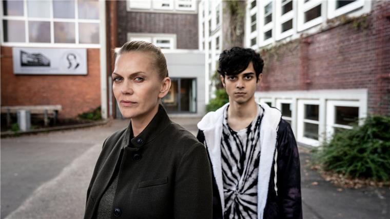 Von Vorurteilen und Vertrauen - „Helen Dorn“ ermittelt Helen Dorn (Anna Loos) trifft Denniz Burhan (Dominik Ganser) auf einem Schulgelände.