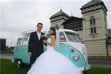 Helena Kaib und Maurice Flemming wollen zwar nicht heiraten. Aber für das Foto zeigen die beiden LPL-Mitarbeiter, wie der schönste Tag im Leben mit dem himmelblauen VW-Bus T1 aussehen könnte.