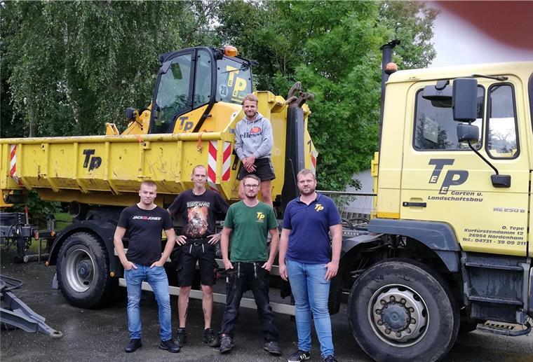 Helfen ganz praktisch im Katastrophengebiet an der Ahr: Joschca Musiol, Christoph Wittkowsky, Jannik Lukes (vorn, von links) und Clemens Hullmann (hinten). Onno Tepe (rechts) stellt der Gruppe Lastwagen und Radlager zur Verfügung.