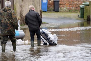 Helfer transportieren Sandsäcke, um die Verdener Innenstadt im Dezember 2023 vor dem Aller-Hochwasser zu schützen.