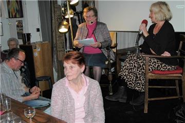 Helga Grimm, vorn, war ein Flüchtlingsmädchen, Anneliese Meinke, – im Gespräch mit Brigitte Kammigan-Brandt – eine Bauerntochter.