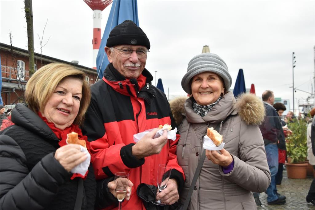 Helga Lehmgrübner (rechts) hat sich mit Ruth und Gerhard Kneuer aus Bremerhaven ein paar Victoria und Berliner schmecken lassen.