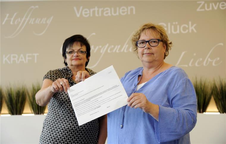 Patientinnen sammeln Unterschriften für Professor Friedmann Helga Paul (rechts) und Anne Monsees wollen Unterschriften für den Erhalt der ambulanten Behandlung bei Professor Friedmann sammeln.
