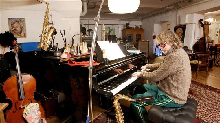 Helge Schneider erhält Kunstpreis des Landes NRW Helge Schneider spielt in seiner Wohnung Klavier. Dem Multitalent steht ein Preis ins Haus.