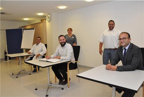 Helios verstärkt die Zusammenarbeit zwischen den Standorten Nordenham und Cuxhaven. Dr. Orhan Kahraman (rechts), Chefarzt der Allgemeinchirurgie in Nordenham, wird nun auch Chefarzt dieser Abteilung an der Cuxavener Helios-Klinik. Er bleibt ärztlicher Direktor in Nordenham. Unser Bild zeigt weiterhin (von links) Dr. Mohamed Al-Mwalad, ärztlicher Direktor bei Helios in Cuxhaven und Geschäftsführer Georg Thiessen (Mitte) sowie stehend die beiden Pflegedirektoren Kathrin Nehls (zuständig für die Kliniken Nordenham und Sahlenburg) und Bernd Hartig (Cuxhaven).