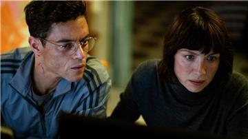 Heller (Rami Malek, links, mit Caitriona Balfe) will in „The Amateur“ die bestrafen, die schuld sind am Tod seiner Frau.
