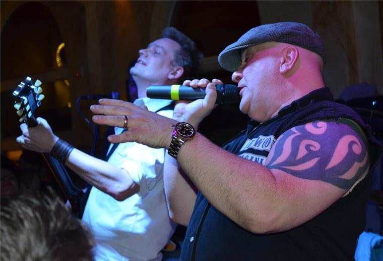 Musik schlägt Wellen im Hafen Hells Balls Band