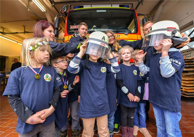 Helm auf, rauf aufs rote auto: Die kleinen "Feuerfunken" der neuen Kinderfeuerwehr können es nicht erwarten, mit den "Großen" zu lernen, wie die Feuerwehr Menschen retten kann.Treffpunkt für die "Feuerfunken" ist das Haus der Freiwilligen Feuerwehr in Weddewarden.  Foto Scheschonka