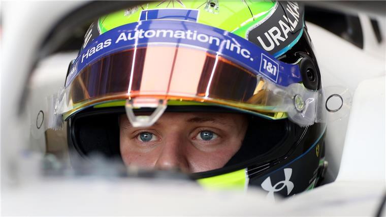 Helm auf und rennnfahren - das ist das, was Mick Schumacher will.